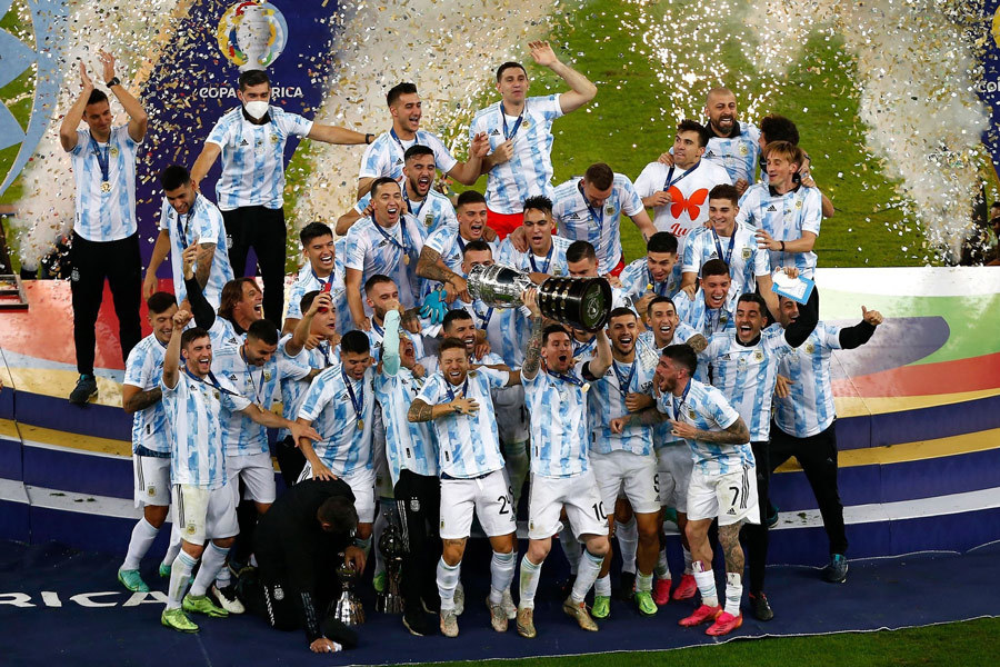 Huyền thoại John Terry chúc mừng 1 cầu thủ Argentina dành chức vô địch