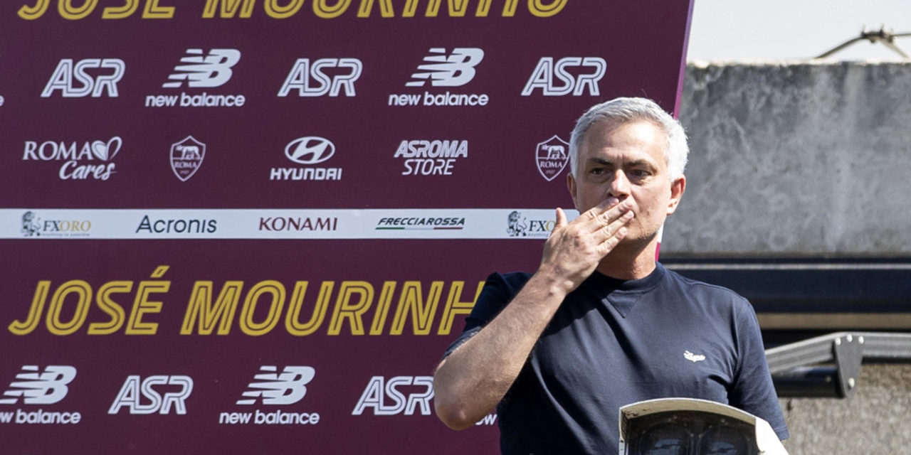 Fan của Roma chào đón Mourinho